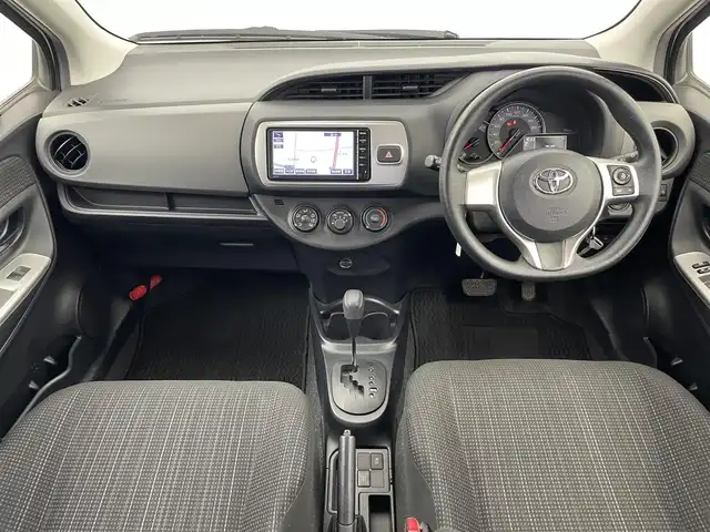 トヨタ ヴィッツ F 富山県 2014(平26)年 2.3万km ホワイトパールクリスタルシャイン 純正ナビ（NSCP-W64）（CD bluetooth）/フルセグTV/バックカメラ/社外AW付きスタッドレスタイヤセット積込み/キーレス /スペアキーは、板キーx1/純正マット・社外バイザー