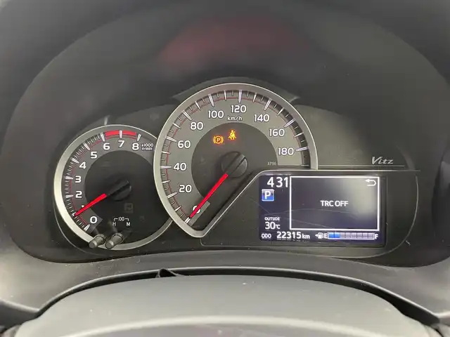 トヨタ ヴィッツ F 富山県 2014(平26)年 2.3万km ホワイトパールクリスタルシャイン 純正ナビ（NSCP-W64）（CD bluetooth）/フルセグTV/バックカメラ/社外AW付きスタッドレスタイヤセット積込み/キーレス /スペアキーは、板キーx1/純正マット・社外バイザー
