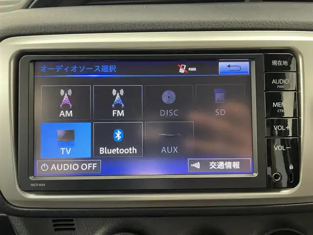 トヨタ ヴィッツ F 富山県 2014(平26)年 2.3万km ホワイトパールクリスタルシャイン 純正ナビ（NSCP-W64）（CD bluetooth）/フルセグTV/バックカメラ/社外AW付きスタッドレスタイヤセット積込み/キーレス /スペアキーは、板キーx1/純正マット・社外バイザー