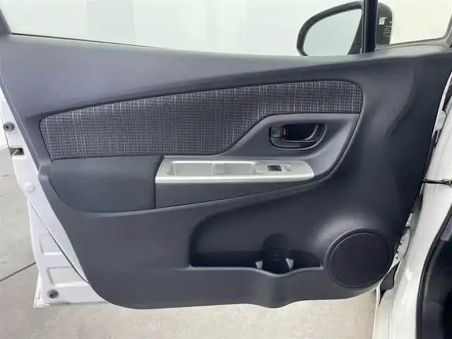 トヨタ ヴィッツ F 富山県 2014(平26)年 2.3万km ホワイトパールクリスタルシャイン 純正ナビ（NSCP-W64）（CD bluetooth）/フルセグTV/バックカメラ/社外AW付きスタッドレスタイヤセット積込み/キーレス /スペアキーは、板キーx1/純正マット・社外バイザー