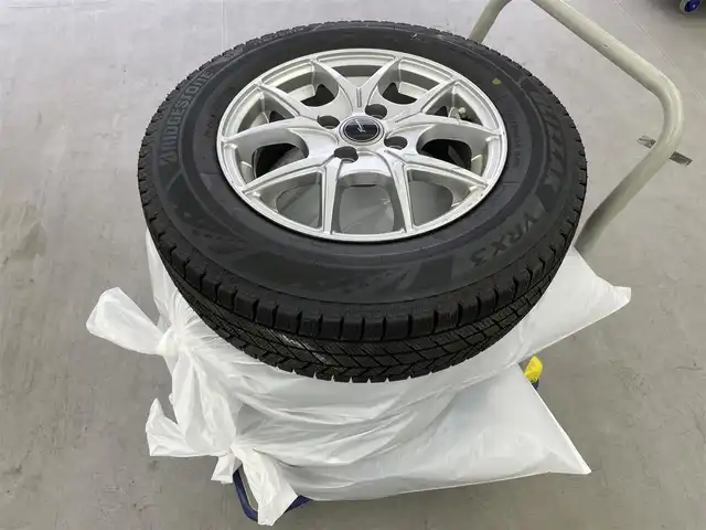トヨタ ヴィッツ F 富山県 2014(平26)年 2.3万km ホワイトパールクリスタルシャイン 純正ナビ（NSCP-W64）（CD bluetooth）/フルセグTV/バックカメラ/社外AW付きスタッドレスタイヤセット積込み/キーレス /スペアキーは、板キーx1/純正マット・社外バイザー