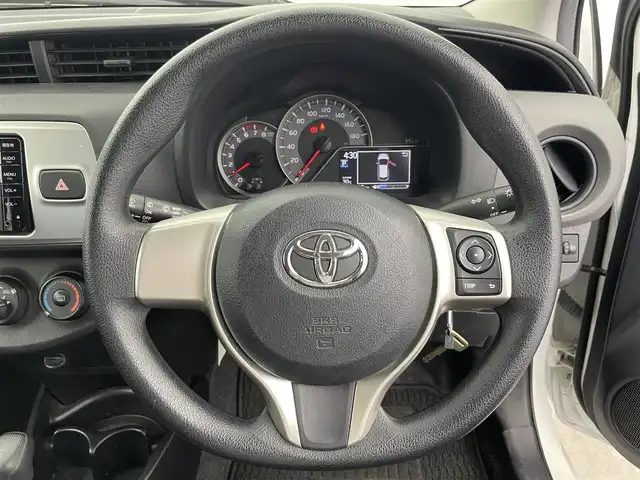 トヨタ ヴィッツ F 富山県 2014(平26)年 2.3万km ホワイトパールクリスタルシャイン 純正ナビ（NSCP-W64）（CD bluetooth）/フルセグTV/バックカメラ/社外AW付きスタッドレスタイヤセット積込み/キーレス /スペアキーは、板キーx1/純正マット・社外バイザー