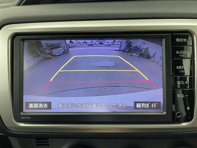 トヨタ ヴィッツ F 富山県 2014(平26)年 2.3万km ホワイトパールクリスタルシャイン 純正ナビ（NSCP-W64）（CD bluetooth）/フルセグTV/バックカメラ/社外AW付きスタッドレスタイヤセット積込み/キーレス /スペアキーは、板キーx1/純正マット・社外バイザー