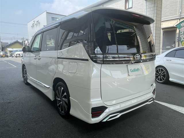 トヨタ ヴォクシー ハイブリッド S－Z 愛知県 2023(令5)年 1万km ホワイトパールクリスタルシャイン モデリスタエアロ/・フロント／サイド／リアアンダー/快適利便パッケージHifh/・ハンズフリー両側パワースライドドア/・ハンズフリーパワーバックドア/・2列目シートヒーター/・2列目オットマン/・ステアリングヒーター/・ナノイーX/ドライビングサポートパッケージ/・デジタルインナーミラー/・ヘッドアップディスプレイ/純正10.5型ディスプレイオーディオプラス/・車載メモリーナビ／DVD／Bluetooth／地デジTV/・Apple Car Play／Android Auto/・USB／HDMI/・ビルトインETC2.0/純正14型有機ELフリップダウンモニター/LEDヘッドライト＆クリアランスランプ/合皮＆ファブリックコンビシート/前席2列目シートヒーター/2列目充電用USBタイプC端子/ラゲッジルームアクセサリーコンセント/純正17インチAW/スマートキー