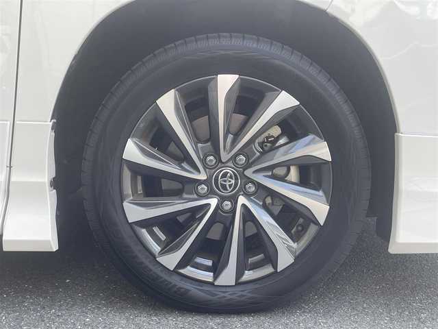 トヨタ ヴォクシー ハイブリッド S－Z 愛知県 2023(令5)年 1万km ホワイトパールクリスタルシャイン モデリスタエアロ/・フロント／サイド／リアアンダー/快適利便パッケージHifh/・ハンズフリー両側パワースライドドア/・ハンズフリーパワーバックドア/・2列目シートヒーター/・2列目オットマン/・ステアリングヒーター/・ナノイーX/ドライビングサポートパッケージ/・デジタルインナーミラー/・ヘッドアップディスプレイ/純正10.5型ディスプレイオーディオプラス/・車載メモリーナビ／DVD／Bluetooth／地デジTV/・Apple Car Play／Android Auto/・USB／HDMI/・ビルトインETC2.0/純正14型有機ELフリップダウンモニター/LEDヘッドライト＆クリアランスランプ/合皮＆ファブリックコンビシート/前席2列目シートヒーター/2列目充電用USBタイプC端子/ラゲッジルームアクセサリーコンセント/純正17インチAW/スマートキー