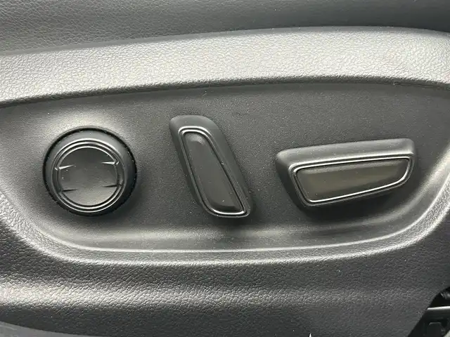 トヨタ プリウス ＰＨＶ A プレミアム 岡山県 2019(平31)年 4.6万km ホワイトパールクリスタルシャイン 純正１１．４インチナビ　/（フルセグTV/Bluetooth/AUX）		/バックカメラ　/黒レザー　/レーダークルーズコントロール　/衝突軽減ブレーキ　/ビルトインＥＴＣ２．０　/ＬＥＤヘッドライト　/ヘッドアップディスプレイ　/ブラインドスポットモニター/前席シートヒーター/シンプルインテリジェントパーキングアシスト/社外ドライブレコーダー/オートハイビーム