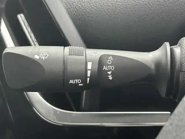 トヨタ プリウス ＰＨＶ A プレミアム 岡山県 2019(平31)年 4.6万km ホワイトパールクリスタルシャイン 純正１１．４インチナビ　/（フルセグTV/Bluetooth/AUX）		/バックカメラ　/黒レザー　/レーダークルーズコントロール　/衝突軽減ブレーキ　/ビルトインＥＴＣ２．０　/ＬＥＤヘッドライト　/ヘッドアップディスプレイ　/ブラインドスポットモニター/前席シートヒーター/シンプルインテリジェントパーキングアシスト/社外ドライブレコーダー/オートハイビーム