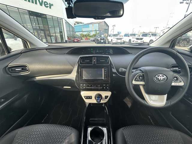 トヨタ プリウス Sセーフティプラス 茨城県 2018(平30)年 5.6万km ホワイトパールクリスタルシャイン 純正ナビ（Bluetooth接続/AM/FM/ワンセグTV/CD/CDチェンジャー/AUX/SD）/バックカメラ/ETC/前方ドライブレコーダー/コーナーセンサー/レーンキープアシスト/純正フロアマット/スマートキー/パーキングアシスト/オートマチックハイビーム/衝突被害軽減システム/横滑り防止装置/純正15インチアルミホイール