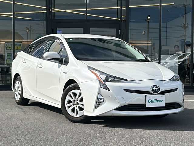 トヨタ プリウス Sセーフティプラス 茨城県 2018(平30)年 5.6万km ホワイトパールクリスタルシャイン 純正ナビ（Bluetooth接続/AM/FM/ワンセグTV/CD/CDチェンジャー/AUX/SD）/バックカメラ/ETC/前方ドライブレコーダー/コーナーセンサー/レーンキープアシスト/純正フロアマット/スマートキー/パーキングアシスト/オートマチックハイビーム/衝突被害軽減システム/横滑り防止装置/純正15インチアルミホイール