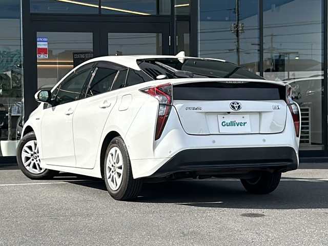 トヨタ プリウス Sセーフティプラス 茨城県 2018(平30)年 5.6万km ホワイトパールクリスタルシャイン 純正ナビ（Bluetooth接続/AM/FM/ワンセグTV/CD/CDチェンジャー/AUX/SD）/バックカメラ/ETC/前方ドライブレコーダー/コーナーセンサー/レーンキープアシスト/純正フロアマット/スマートキー/パーキングアシスト/オートマチックハイビーム/衝突被害軽減システム/横滑り防止装置/純正15インチアルミホイール