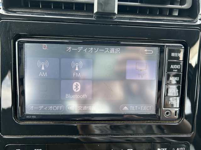 トヨタ プリウス Sセーフティプラス 茨城県 2018(平30)年 5.6万km ホワイトパールクリスタルシャイン 純正ナビ（Bluetooth接続/AM/FM/ワンセグTV/CD/CDチェンジャー/AUX/SD）/バックカメラ/ETC/前方ドライブレコーダー/コーナーセンサー/レーンキープアシスト/純正フロアマット/スマートキー/パーキングアシスト/オートマチックハイビーム/衝突被害軽減システム/横滑り防止装置/純正15インチアルミホイール