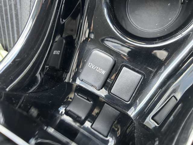 トヨタ プリウス Sセーフティプラス 茨城県 2018(平30)年 5.6万km ホワイトパールクリスタルシャイン 純正ナビ（Bluetooth接続/AM/FM/ワンセグTV/CD/CDチェンジャー/AUX/SD）/バックカメラ/ETC/前方ドライブレコーダー/コーナーセンサー/レーンキープアシスト/純正フロアマット/スマートキー/パーキングアシスト/オートマチックハイビーム/衝突被害軽減システム/横滑り防止装置/純正15インチアルミホイール