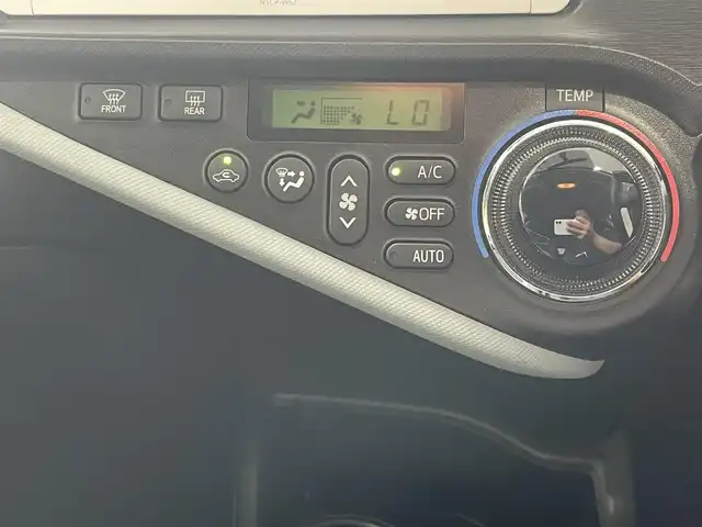 トヨタ アクア 沖縄県 2014(平26)年 2.1万km コバルトブルーメタリック (株)IDOMが運営する【じしゃロンコザ店】の自社ローン専用車両になりますこちらは現金またはオートローンご利用時の価格です。自社ローンご希望の方は別途その旨お申付け下さい/純正ナビ　/バックカメラ　/ETC　/プッシュスタート　/スマートキー　/スペアキー　/オートライト　/パワーステアリング　/パワーウィンドウ　/純正フロアマット