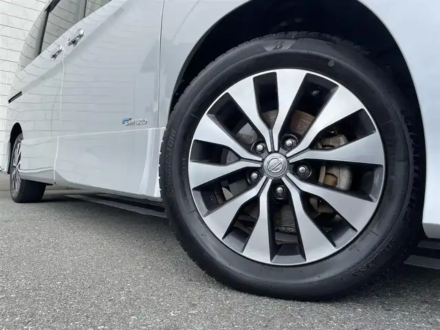 日産 セレナ ハイウェイスター Vセレクション 福岡県 2018(平30)年 5.4万km ブリリアントシルバー 純正9型SDナビ(フルセグTV/CD/DVD/BT)バックカメラコーナーセンサー両側パワスラノーマルクルコンドラレコETCUSB純正フロアマット純正LEDヘッドライト純正アルミホイールプッシュスタートスマートキー