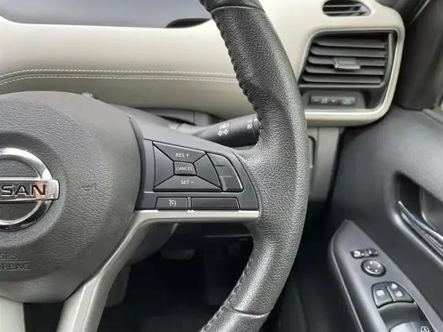 日産 セレナ ハイウェイスター Vセレクション 福岡県 2018(平30)年 5.4万km ブリリアントシルバー 純正9型SDナビ(フルセグTV/CD/DVD/BT)バックカメラコーナーセンサー両側パワスラノーマルクルコンドラレコETCUSB純正フロアマット純正LEDヘッドライト純正アルミホイールプッシュスタートスマートキー