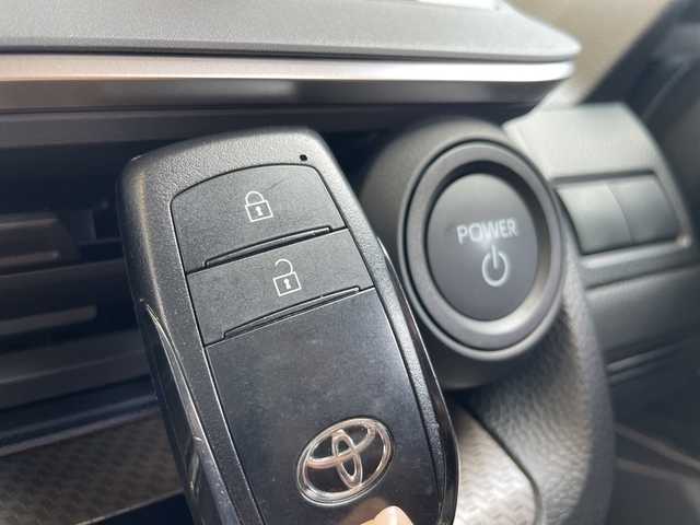 トヨタ プリウス U 愛知県 2023(令5)年 1.5万km アティチュードブラックマイカ トヨタセーフティセンス/モデリスタエアロ/純正ディズプレイオーディオ　ナビ機能なし/レーダークルーズコントロール/シートヒーター/バックカメラ/コーナーセンサー/純正アルミホイール/ETC2.0/ブラインドスポットモニター/LEDヘッドライト/ステアリングヒーター/オートマチックハイビーム/ドライブレコーダー/ステアリングスイッチ/スマートキー/プッシュスタート