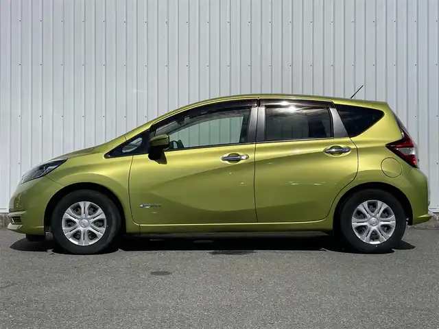 日産 ノート e－パワー X 福岡県 2017(平29)年 7.7万km オリーブグリーン 純正ナビ（ＭＭ３１６Ｄ－Ｗ）/フルセグTV/CD/DVD/BT/SD/AUX/AM/FM/アラウンドビューモニター/スマートルームミラー/エマージェンシーブレーキ/ＥＴＣ/ステアリングリモコン/スマートキー/プッシュスタート