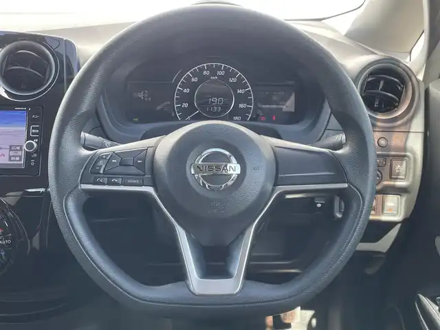 日産 ノート e－パワー X 福岡県 2017(平29)年 7.7万km オリーブグリーン 純正ナビ（ＭＭ３１６Ｄ－Ｗ）/フルセグTV/CD/DVD/BT/SD/AUX/AM/FM/アラウンドビューモニター/スマートルームミラー/エマージェンシーブレーキ/ＥＴＣ/ステアリングリモコン/スマートキー/プッシュスタート