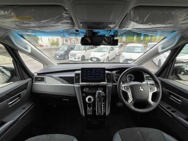 三菱 デリカＤ：５ ジャスパー 静岡県 2023(令5)年 5.6万km グラファイトグレーメタリック/ブラックマイカ ●社外ナビ/（フルセグ/CD/DVD/Bluetooth）/(19AVNJ)/●全方位カメラ/●12.8インチ社外フリップダウンモニター/●アダプティブクルーズコントロール/●三菱E-ASSIST/●レーンキープアシスト/●ブラインドスポットモニター/●後側方車両検知警報システム/●オートブレーキホールド/●電動サイドパーキング/●LEDヘッドライト/●オートライト/●オートマチックハイビーム/●フォグランプ/●革巻きステアリング/●ステアリングスイッチ/●パドルシフト/●ステアリングヒーター/●電動格納ウインカーミラー/●ETC/●運転席パワーシート/●運転席＆助手席シートヒーター/●純正フロアマット/●ドアバイザー/●前後ドライブレコーダー/●電動サイドステップ/●自動防眩ミラー/●ISOFIX/●プッシュスタート/●スマートキー/●社外18インチアルミホイール/●W+サイド+ニー+カーテンSRS+ABS/●保証書/●取扱説明書