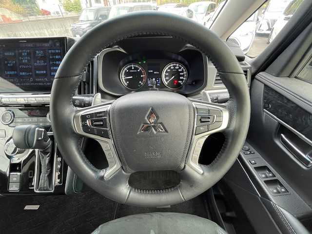 三菱 デリカＤ：５ ジャスパー 静岡県 2023(令5)年 5.6万km グラファイトグレーメタリック/ブラックマイカ ●社外ナビ/（フルセグ/CD/DVD/Bluetooth）/(19AVNJ)/●全方位カメラ/●12.8インチ社外フリップダウンモニター/●アダプティブクルーズコントロール/●三菱E-ASSIST/●レーンキープアシスト/●ブラインドスポットモニター/●後側方車両検知警報システム/●オートブレーキホールド/●電動サイドパーキング/●LEDヘッドライト/●オートライト/●オートマチックハイビーム/●フォグランプ/●革巻きステアリング/●ステアリングスイッチ/●パドルシフト/●ステアリングヒーター/●電動格納ウインカーミラー/●ETC/●運転席パワーシート/●運転席＆助手席シートヒーター/●純正フロアマット/●ドアバイザー/●前後ドライブレコーダー/●電動サイドステップ/●自動防眩ミラー/●ISOFIX/●プッシュスタート/●スマートキー/●社外18インチアルミホイール/●W+サイド+ニー+カーテンSRS+ABS/●保証書/●取扱説明書