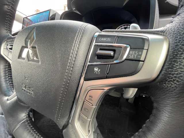 三菱 デリカＤ：５ ジャスパー 静岡県 2023(令5)年 5.6万km グラファイトグレーメタリック/ブラックマイカ ●社外ナビ/（フルセグ/CD/DVD/Bluetooth）/(19AVNJ)/●全方位カメラ/●12.8インチ社外フリップダウンモニター/●アダプティブクルーズコントロール/●三菱E-ASSIST/●レーンキープアシスト/●ブラインドスポットモニター/●後側方車両検知警報システム/●オートブレーキホールド/●電動サイドパーキング/●LEDヘッドライト/●オートライト/●オートマチックハイビーム/●フォグランプ/●革巻きステアリング/●ステアリングスイッチ/●パドルシフト/●ステアリングヒーター/●電動格納ウインカーミラー/●ETC/●運転席パワーシート/●運転席＆助手席シートヒーター/●純正フロアマット/●ドアバイザー/●前後ドライブレコーダー/●電動サイドステップ/●自動防眩ミラー/●ISOFIX/●プッシュスタート/●スマートキー/●社外18インチアルミホイール/●W+サイド+ニー+カーテンSRS+ABS/●保証書/●取扱説明書