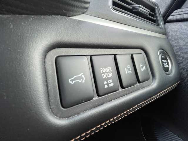 三菱 デリカＤ：５ ジャスパー 静岡県 2023(令5)年 5.6万km グラファイトグレーメタリック/ブラックマイカ ●社外ナビ/（フルセグ/CD/DVD/Bluetooth）/(19AVNJ)/●全方位カメラ/●12.8インチ社外フリップダウンモニター/●アダプティブクルーズコントロール/●三菱E-ASSIST/●レーンキープアシスト/●ブラインドスポットモニター/●後側方車両検知警報システム/●オートブレーキホールド/●電動サイドパーキング/●LEDヘッドライト/●オートライト/●オートマチックハイビーム/●フォグランプ/●革巻きステアリング/●ステアリングスイッチ/●パドルシフト/●ステアリングヒーター/●電動格納ウインカーミラー/●ETC/●運転席パワーシート/●運転席＆助手席シートヒーター/●純正フロアマット/●ドアバイザー/●前後ドライブレコーダー/●電動サイドステップ/●自動防眩ミラー/●ISOFIX/●プッシュスタート/●スマートキー/●社外18インチアルミホイール/●W+サイド+ニー+カーテンSRS+ABS/●保証書/●取扱説明書