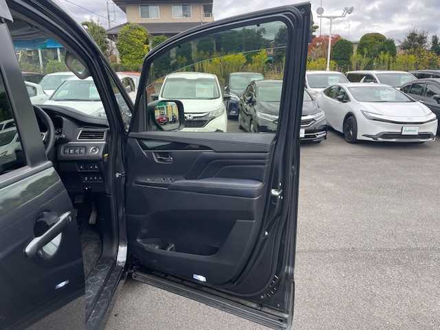 三菱 デリカＤ：５ ジャスパー 静岡県 2023(令5)年 5.6万km グラファイトグレーメタリック/ブラックマイカ ●社外ナビ/（フルセグ/CD/DVD/Bluetooth）/(19AVNJ)/●全方位カメラ/●12.8インチ社外フリップダウンモニター/●アダプティブクルーズコントロール/●三菱E-ASSIST/●レーンキープアシスト/●ブラインドスポットモニター/●後側方車両検知警報システム/●オートブレーキホールド/●電動サイドパーキング/●LEDヘッドライト/●オートライト/●オートマチックハイビーム/●フォグランプ/●革巻きステアリング/●ステアリングスイッチ/●パドルシフト/●ステアリングヒーター/●電動格納ウインカーミラー/●ETC/●運転席パワーシート/●運転席＆助手席シートヒーター/●純正フロアマット/●ドアバイザー/●前後ドライブレコーダー/●電動サイドステップ/●自動防眩ミラー/●ISOFIX/●プッシュスタート/●スマートキー/●社外18インチアルミホイール/●W+サイド+ニー+カーテンSRS+ABS/●保証書/●取扱説明書