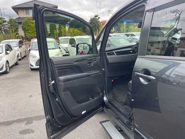 三菱 デリカＤ：５ ジャスパー 静岡県 2023(令5)年 5.6万km グラファイトグレーメタリック/ブラックマイカ ●社外ナビ/（フルセグ/CD/DVD/Bluetooth）/(19AVNJ)/●全方位カメラ/●12.8インチ社外フリップダウンモニター/●アダプティブクルーズコントロール/●三菱E-ASSIST/●レーンキープアシスト/●ブラインドスポットモニター/●後側方車両検知警報システム/●オートブレーキホールド/●電動サイドパーキング/●LEDヘッドライト/●オートライト/●オートマチックハイビーム/●フォグランプ/●革巻きステアリング/●ステアリングスイッチ/●パドルシフト/●ステアリングヒーター/●電動格納ウインカーミラー/●ETC/●運転席パワーシート/●運転席＆助手席シートヒーター/●純正フロアマット/●ドアバイザー/●前後ドライブレコーダー/●電動サイドステップ/●自動防眩ミラー/●ISOFIX/●プッシュスタート/●スマートキー/●社外18インチアルミホイール/●W+サイド+ニー+カーテンSRS+ABS/●保証書/●取扱説明書