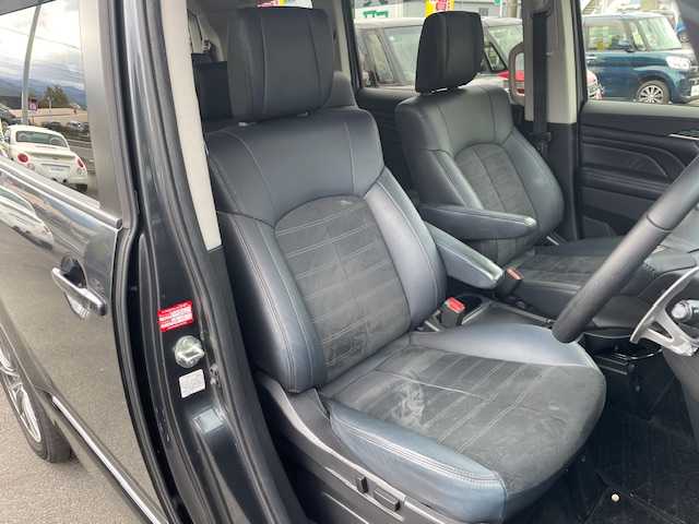 三菱 デリカＤ：５ ジャスパー 静岡県 2023(令5)年 5.6万km グラファイトグレーメタリック/ブラックマイカ ●社外ナビ/（フルセグ/CD/DVD/Bluetooth）/(19AVNJ)/●全方位カメラ/●12.8インチ社外フリップダウンモニター/●アダプティブクルーズコントロール/●三菱E-ASSIST/●レーンキープアシスト/●ブラインドスポットモニター/●後側方車両検知警報システム/●オートブレーキホールド/●電動サイドパーキング/●LEDヘッドライト/●オートライト/●オートマチックハイビーム/●フォグランプ/●革巻きステアリング/●ステアリングスイッチ/●パドルシフト/●ステアリングヒーター/●電動格納ウインカーミラー/●ETC/●運転席パワーシート/●運転席＆助手席シートヒーター/●純正フロアマット/●ドアバイザー/●前後ドライブレコーダー/●電動サイドステップ/●自動防眩ミラー/●ISOFIX/●プッシュスタート/●スマートキー/●社外18インチアルミホイール/●W+サイド+ニー+カーテンSRS+ABS/●保証書/●取扱説明書