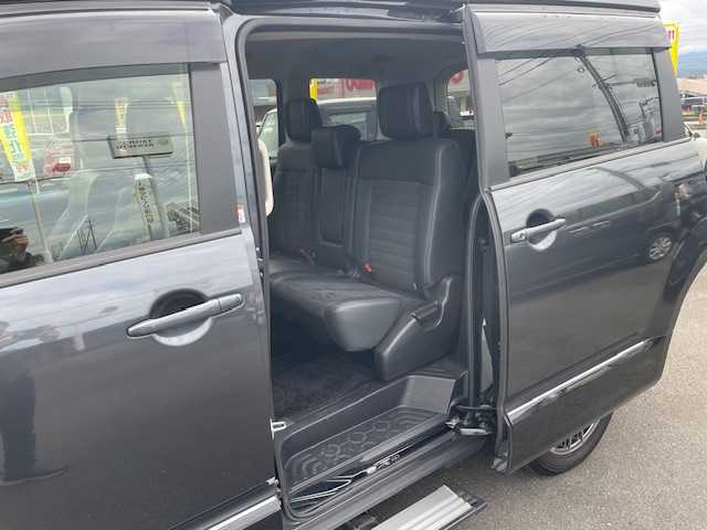 三菱 デリカＤ：５ ジャスパー 静岡県 2023(令5)年 5.6万km グラファイトグレーメタリック/ブラックマイカ ●社外ナビ/（フルセグ/CD/DVD/Bluetooth）/(19AVNJ)/●全方位カメラ/●12.8インチ社外フリップダウンモニター/●アダプティブクルーズコントロール/●三菱E-ASSIST/●レーンキープアシスト/●ブラインドスポットモニター/●後側方車両検知警報システム/●オートブレーキホールド/●電動サイドパーキング/●LEDヘッドライト/●オートライト/●オートマチックハイビーム/●フォグランプ/●革巻きステアリング/●ステアリングスイッチ/●パドルシフト/●ステアリングヒーター/●電動格納ウインカーミラー/●ETC/●運転席パワーシート/●運転席＆助手席シートヒーター/●純正フロアマット/●ドアバイザー/●前後ドライブレコーダー/●電動サイドステップ/●自動防眩ミラー/●ISOFIX/●プッシュスタート/●スマートキー/●社外18インチアルミホイール/●W+サイド+ニー+カーテンSRS+ABS/●保証書/●取扱説明書