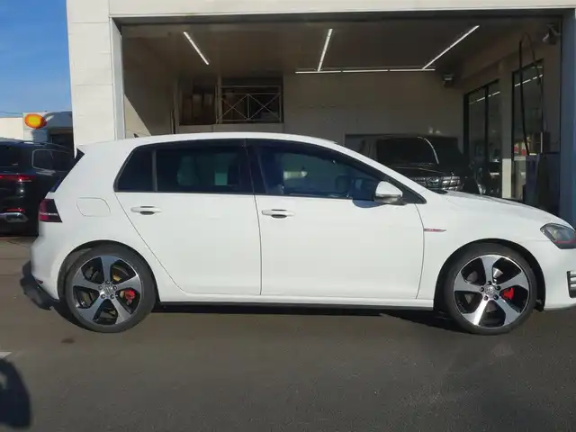 フォルクスワーゲン ゴルフ ＧＴＩ 静岡県 2014(平26)年 10万km 白 禁煙車/DCCパッケージ/　アダプティブシャシーコントロール/　18インチAW/ディスカバープロナビゲーション/　8インチディスプレイ/　DVD・CD・BT・SD・フルセグTV/　ビルトインETC/　バックカメラ/プリクラッシュ ブレーキシステム/アダプティブクルーズコントロール/レーンキープアシスト/パークディスタンスコントロール（フロント/リア）/プロアクティブオキュパントプロテクション/HIDヘッドライト/オートライト/スマートエントリー/純正フロアマット/ドアバイザー