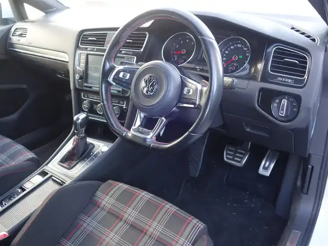フォルクスワーゲン ゴルフ ＧＴＩ 静岡県 2014(平26)年 10万km 白 禁煙車/DCCパッケージ/　アダプティブシャシーコントロール/　18インチAW/ディスカバープロナビゲーション/　8インチディスプレイ/　DVD・CD・BT・SD・フルセグTV/　ビルトインETC/　バックカメラ/プリクラッシュ ブレーキシステム/アダプティブクルーズコントロール/レーンキープアシスト/パークディスタンスコントロール（フロント/リア）/プロアクティブオキュパントプロテクション/HIDヘッドライト/オートライト/スマートエントリー/純正フロアマット/ドアバイザー