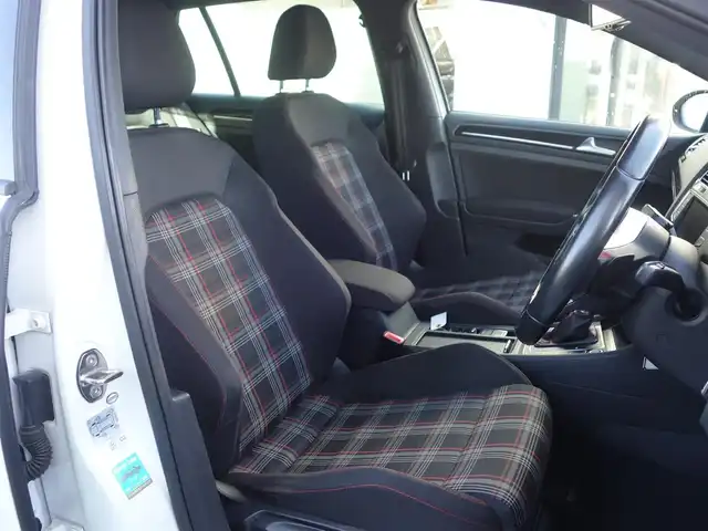 フォルクスワーゲン ゴルフ ＧＴＩ 静岡県 2014(平26)年 10万km 白 禁煙車/DCCパッケージ/　アダプティブシャシーコントロール/　18インチAW/ディスカバープロナビゲーション/　8インチディスプレイ/　DVD・CD・BT・SD・フルセグTV/　ビルトインETC/　バックカメラ/プリクラッシュ ブレーキシステム/アダプティブクルーズコントロール/レーンキープアシスト/パークディスタンスコントロール（フロント/リア）/プロアクティブオキュパントプロテクション/HIDヘッドライト/オートライト/スマートエントリー/純正フロアマット/ドアバイザー