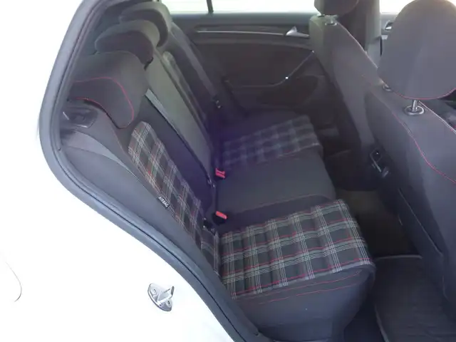 フォルクスワーゲン ゴルフ ＧＴＩ 静岡県 2014(平26)年 10万km 白 禁煙車/DCCパッケージ/　アダプティブシャシーコントロール/　18インチAW/ディスカバープロナビゲーション/　8インチディスプレイ/　DVD・CD・BT・SD・フルセグTV/　ビルトインETC/　バックカメラ/プリクラッシュ ブレーキシステム/アダプティブクルーズコントロール/レーンキープアシスト/パークディスタンスコントロール（フロント/リア）/プロアクティブオキュパントプロテクション/HIDヘッドライト/オートライト/スマートエントリー/純正フロアマット/ドアバイザー