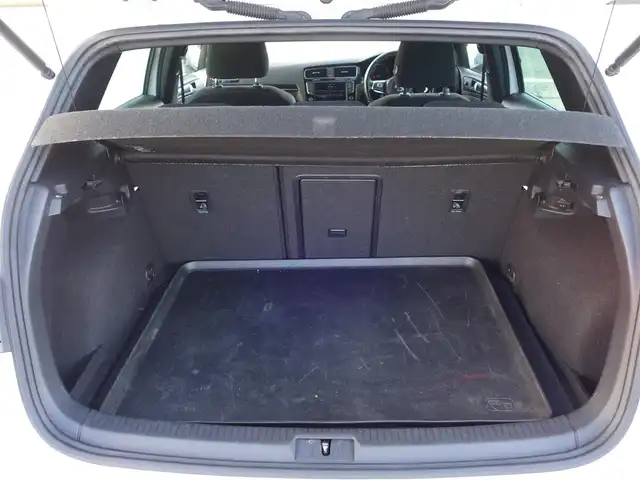 フォルクスワーゲン ゴルフ ＧＴＩ 静岡県 2014(平26)年 10万km 白 禁煙車/DCCパッケージ/　アダプティブシャシーコントロール/　18インチAW/ディスカバープロナビゲーション/　8インチディスプレイ/　DVD・CD・BT・SD・フルセグTV/　ビルトインETC/　バックカメラ/プリクラッシュ ブレーキシステム/アダプティブクルーズコントロール/レーンキープアシスト/パークディスタンスコントロール（フロント/リア）/プロアクティブオキュパントプロテクション/HIDヘッドライト/オートライト/スマートエントリー/純正フロアマット/ドアバイザー