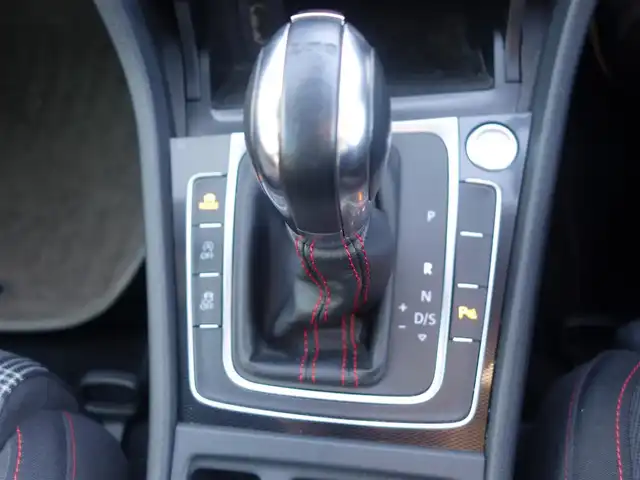 フォルクスワーゲン ゴルフ ＧＴＩ 静岡県 2014(平26)年 10万km 白 禁煙車/DCCパッケージ/　アダプティブシャシーコントロール/　18インチAW/ディスカバープロナビゲーション/　8インチディスプレイ/　DVD・CD・BT・SD・フルセグTV/　ビルトインETC/　バックカメラ/プリクラッシュ ブレーキシステム/アダプティブクルーズコントロール/レーンキープアシスト/パークディスタンスコントロール（フロント/リア）/プロアクティブオキュパントプロテクション/HIDヘッドライト/オートライト/スマートエントリー/純正フロアマット/ドアバイザー