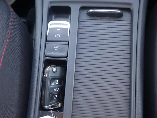 フォルクスワーゲン ゴルフ ＧＴＩ 静岡県 2014(平26)年 10万km 白 禁煙車/DCCパッケージ/　アダプティブシャシーコントロール/　18インチAW/ディスカバープロナビゲーション/　8インチディスプレイ/　DVD・CD・BT・SD・フルセグTV/　ビルトインETC/　バックカメラ/プリクラッシュ ブレーキシステム/アダプティブクルーズコントロール/レーンキープアシスト/パークディスタンスコントロール（フロント/リア）/プロアクティブオキュパントプロテクション/HIDヘッドライト/オートライト/スマートエントリー/純正フロアマット/ドアバイザー