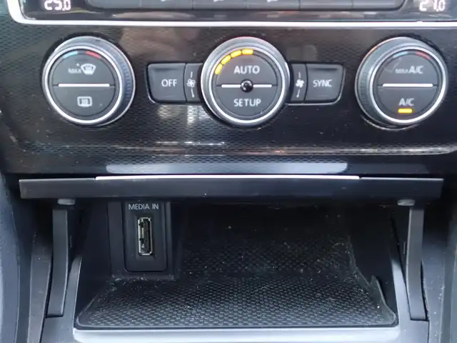 フォルクスワーゲン ゴルフ ＧＴＩ 静岡県 2014(平26)年 10万km 白 禁煙車/DCCパッケージ/　アダプティブシャシーコントロール/　18インチAW/ディスカバープロナビゲーション/　8インチディスプレイ/　DVD・CD・BT・SD・フルセグTV/　ビルトインETC/　バックカメラ/プリクラッシュ ブレーキシステム/アダプティブクルーズコントロール/レーンキープアシスト/パークディスタンスコントロール（フロント/リア）/プロアクティブオキュパントプロテクション/HIDヘッドライト/オートライト/スマートエントリー/純正フロアマット/ドアバイザー