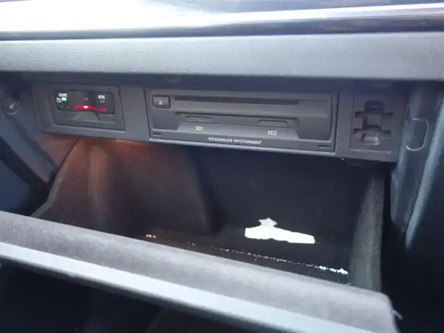 フォルクスワーゲン ゴルフ ＧＴＩ 静岡県 2014(平26)年 10万km 白 禁煙車/DCCパッケージ/　アダプティブシャシーコントロール/　18インチAW/ディスカバープロナビゲーション/　8インチディスプレイ/　DVD・CD・BT・SD・フルセグTV/　ビルトインETC/　バックカメラ/プリクラッシュ ブレーキシステム/アダプティブクルーズコントロール/レーンキープアシスト/パークディスタンスコントロール（フロント/リア）/プロアクティブオキュパントプロテクション/HIDヘッドライト/オートライト/スマートエントリー/純正フロアマット/ドアバイザー