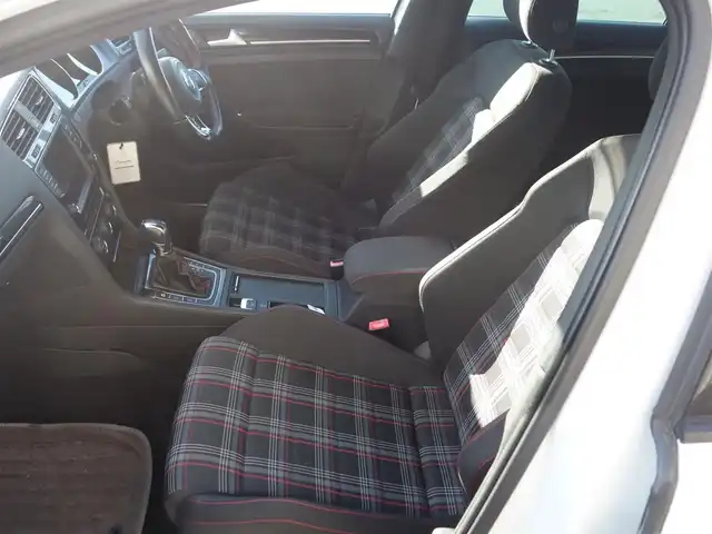 フォルクスワーゲン ゴルフ ＧＴＩ 静岡県 2014(平26)年 10万km 白 禁煙車/DCCパッケージ/　アダプティブシャシーコントロール/　18インチAW/ディスカバープロナビゲーション/　8インチディスプレイ/　DVD・CD・BT・SD・フルセグTV/　ビルトインETC/　バックカメラ/プリクラッシュ ブレーキシステム/アダプティブクルーズコントロール/レーンキープアシスト/パークディスタンスコントロール（フロント/リア）/プロアクティブオキュパントプロテクション/HIDヘッドライト/オートライト/スマートエントリー/純正フロアマット/ドアバイザー