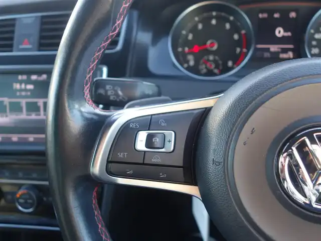 フォルクスワーゲン ゴルフ ＧＴＩ 静岡県 2014(平26)年 10万km 白 禁煙車/DCCパッケージ/　アダプティブシャシーコントロール/　18インチAW/ディスカバープロナビゲーション/　8インチディスプレイ/　DVD・CD・BT・SD・フルセグTV/　ビルトインETC/　バックカメラ/プリクラッシュ ブレーキシステム/アダプティブクルーズコントロール/レーンキープアシスト/パークディスタンスコントロール（フロント/リア）/プロアクティブオキュパントプロテクション/HIDヘッドライト/オートライト/スマートエントリー/純正フロアマット/ドアバイザー