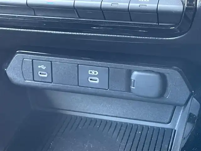 トヨタ プリウス Z 滋賀県 2023(令5)年 0.7万km プラチナホワイトパールマイカ 12.3インチ純正ナビ/Bluetooth/USB/Miracast/フルセグ/本革シート/パワーシート（D）/シートヒーター（D/N）/ベンチレーション（D/N）/ステアリングヒーター/パワーリアゲート/純正デジタルインナーミラー/前後ソナー/アドバンストパーキング/パノラミックビュー/BSM/電動パーキングブレーキ/オートブレーキホールド/オートライト/オートハイビーム/LEDヘッドライト/AC100V/ビルトインETC2.0/置くだけ充電