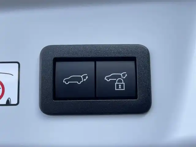 トヨタ プリウス Z 滋賀県 2023(令5)年 0.7万km プラチナホワイトパールマイカ 12.3インチ純正ナビ/Bluetooth/USB/Miracast/フルセグ/本革シート/パワーシート（D）/シートヒーター（D/N）/ベンチレーション（D/N）/ステアリングヒーター/パワーリアゲート/純正デジタルインナーミラー/前後ソナー/アドバンストパーキング/パノラミックビュー/BSM/電動パーキングブレーキ/オートブレーキホールド/オートライト/オートハイビーム/LEDヘッドライト/AC100V/ビルトインETC2.0/置くだけ充電