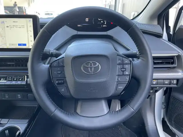 トヨタ プリウス Z 滋賀県 2023(令5)年 0.7万km プラチナホワイトパールマイカ 12.3インチ純正ナビ/Bluetooth/USB/Miracast/フルセグ/本革シート/パワーシート（D）/シートヒーター（D/N）/ベンチレーション（D/N）/ステアリングヒーター/パワーリアゲート/純正デジタルインナーミラー/前後ソナー/アドバンストパーキング/パノラミックビュー/BSM/電動パーキングブレーキ/オートブレーキホールド/オートライト/オートハイビーム/LEDヘッドライト/AC100V/ビルトインETC2.0/置くだけ充電