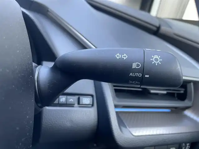 トヨタ プリウス Z 滋賀県 2023(令5)年 0.7万km プラチナホワイトパールマイカ 12.3インチ純正ナビ/Bluetooth/USB/Miracast/フルセグ/本革シート/パワーシート（D）/シートヒーター（D/N）/ベンチレーション（D/N）/ステアリングヒーター/パワーリアゲート/純正デジタルインナーミラー/前後ソナー/アドバンストパーキング/パノラミックビュー/BSM/電動パーキングブレーキ/オートブレーキホールド/オートライト/オートハイビーム/LEDヘッドライト/AC100V/ビルトインETC2.0/置くだけ充電