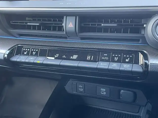 トヨタ プリウス Z 滋賀県 2023(令5)年 0.7万km プラチナホワイトパールマイカ 12.3インチ純正ナビ/Bluetooth/USB/Miracast/フルセグ/本革シート/パワーシート（D）/シートヒーター（D/N）/ベンチレーション（D/N）/ステアリングヒーター/パワーリアゲート/純正デジタルインナーミラー/前後ソナー/アドバンストパーキング/パノラミックビュー/BSM/電動パーキングブレーキ/オートブレーキホールド/オートライト/オートハイビーム/LEDヘッドライト/AC100V/ビルトインETC2.0/置くだけ充電