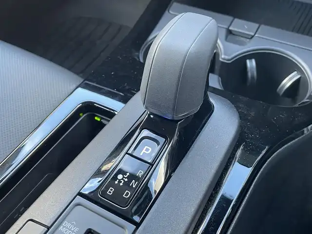 トヨタ プリウス Z 滋賀県 2023(令5)年 0.7万km プラチナホワイトパールマイカ 12.3インチ純正ナビ/Bluetooth/USB/Miracast/フルセグ/本革シート/パワーシート（D）/シートヒーター（D/N）/ベンチレーション（D/N）/ステアリングヒーター/パワーリアゲート/純正デジタルインナーミラー/前後ソナー/アドバンストパーキング/パノラミックビュー/BSM/電動パーキングブレーキ/オートブレーキホールド/オートライト/オートハイビーム/LEDヘッドライト/AC100V/ビルトインETC2.0/置くだけ充電