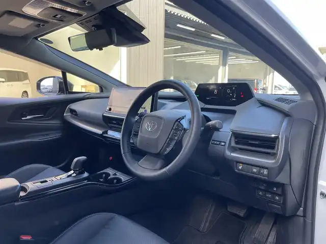 トヨタ プリウス Z 滋賀県 2023(令5)年 0.7万km プラチナホワイトパールマイカ 12.3インチ純正ナビ/Bluetooth/USB/Miracast/フルセグ/本革シート/パワーシート（D）/シートヒーター（D/N）/ベンチレーション（D/N）/ステアリングヒーター/パワーリアゲート/純正デジタルインナーミラー/前後ソナー/アドバンストパーキング/パノラミックビュー/BSM/電動パーキングブレーキ/オートブレーキホールド/オートライト/オートハイビーム/LEDヘッドライト/AC100V/ビルトインETC2.0/置くだけ充電