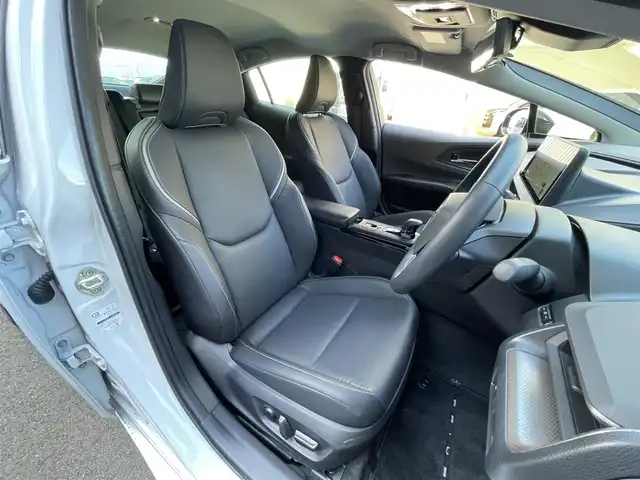 トヨタ プリウス Z 滋賀県 2023(令5)年 0.7万km プラチナホワイトパールマイカ 12.3インチ純正ナビ/Bluetooth/USB/Miracast/フルセグ/本革シート/パワーシート（D）/シートヒーター（D/N）/ベンチレーション（D/N）/ステアリングヒーター/パワーリアゲート/純正デジタルインナーミラー/前後ソナー/アドバンストパーキング/パノラミックビュー/BSM/電動パーキングブレーキ/オートブレーキホールド/オートライト/オートハイビーム/LEDヘッドライト/AC100V/ビルトインETC2.0/置くだけ充電