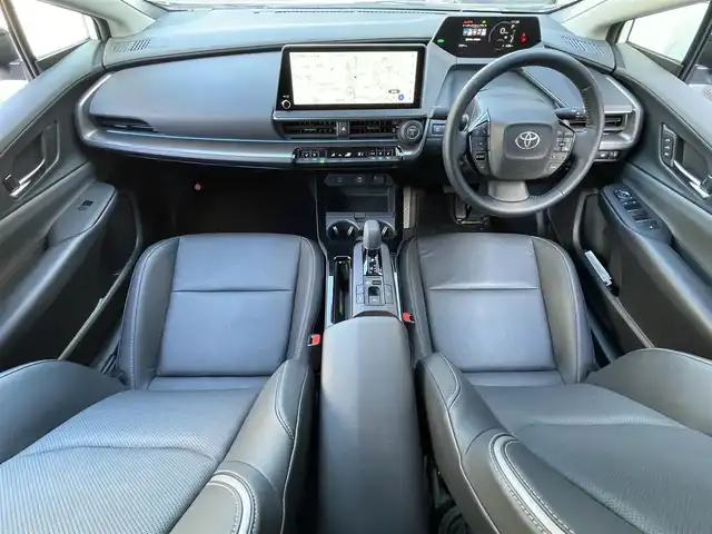 トヨタ プリウス Z 滋賀県 2023(令5)年 0.7万km プラチナホワイトパールマイカ 12.3インチ純正ナビ/Bluetooth/USB/Miracast/フルセグ/本革シート/パワーシート（D）/シートヒーター（D/N）/ベンチレーション（D/N）/ステアリングヒーター/パワーリアゲート/純正デジタルインナーミラー/前後ソナー/アドバンストパーキング/パノラミックビュー/BSM/電動パーキングブレーキ/オートブレーキホールド/オートライト/オートハイビーム/LEDヘッドライト/AC100V/ビルトインETC2.0/置くだけ充電